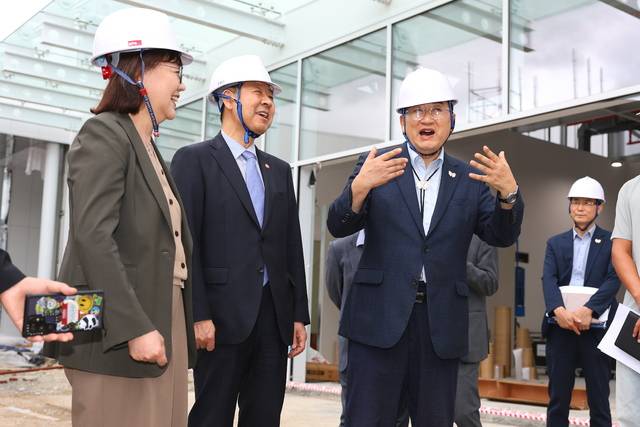 주낙영 경주시장(오른쪽)이 구윤철 경제부총리(가운데)와 APEC 정상회의 준비 현장을 안내하면서 준비상황을 설명하고 있다. 경주시 제공