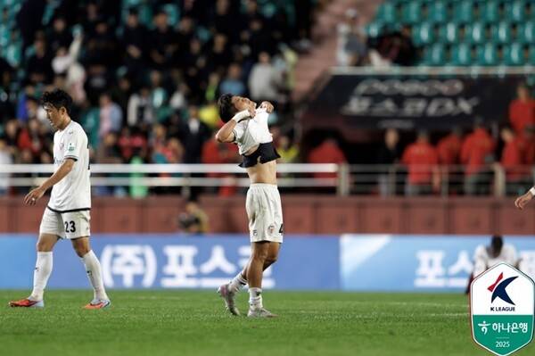 21일 저녁 포항스틸야드에서 열린 포항스틸러스와 제주SK의 K리그1 30라운드 경기가 패배로 종료되자, 아쉬워하고 있는 김륜성 (사진=한국프로축구연맹)