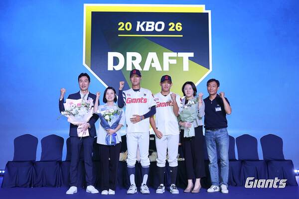 신동건과 김화중 가족의 단체사진. 신동건은 과거 청원고 시절 1년 후배였고, 이제는 드래프트 동기가 된 사이다(사진=롯데)