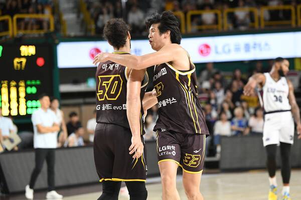 LG 타마요와 마레이가 기뻐하고 있다. 사진 | KBL