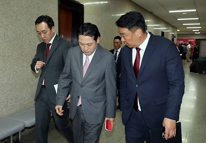 장동혁 대표(가운데)가 지난 17일 국회에서 권성동 의원 구속 관련 차담회 참석 후 정희용 사무총장(오른쪽)과 이야기 나누며 이동하고 있다.
