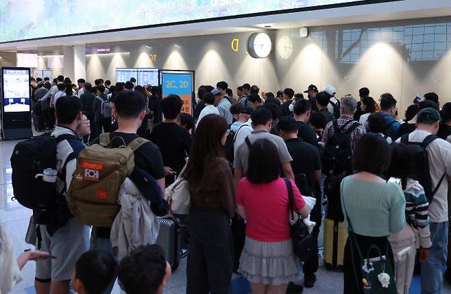 지난 19일 인천 영종도 제2여객터미널 인천국제공항 출국장에서 시민들이 줄을 서고 있다. (사진 = 연합뉴스)