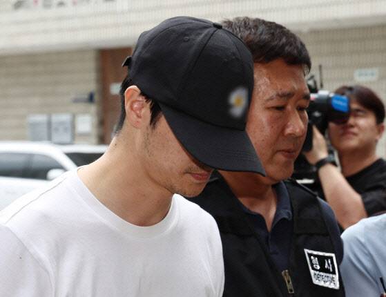 자신이 운영하는 태권도장에서 어린이 관원은 사망하게 만든 관장이 지난해 7월 경기 의정부지방법원에서 열리는 구속 전 피의자 심문(영장실질심사)을 받기 위해 출석하고 있다. 사진=뉴스1