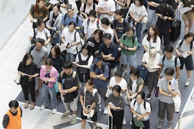 2026학년도 수시 대학입학정보박람회가 열린 24일 서울 강남구 코엑스에서 수험생들과 학부모들이 입장대기 하고 있다.(사진=뉴시스)