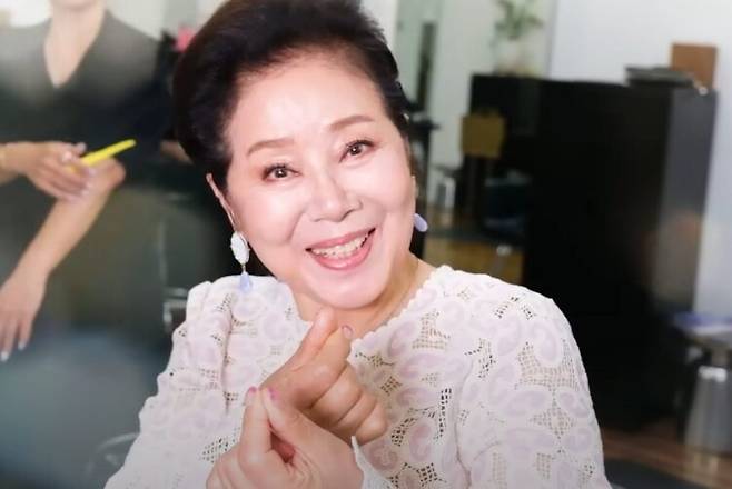 만 80세가 믿기지 않는 동안 외모를 유지하고 있는 선우용여가 꼼꼼한 세안과 스킨케어하는 모습을 공개했다. 사진=유튜브 채널 '순풍 선우용여'