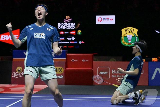 서승재(왼쪽)와 김원호가 8일(현지시간) 인도네시아 자카르타에서 열린 세계배드민턴연맹(BWF) 월드투어 슈퍼 1000 인도네시아오픈 남자복식 결승에서 우승을 차지한 후 포효하고 있다. 2025.6.8 ⓒ AFP=뉴스1 ⓒ News1 김성진 기자
