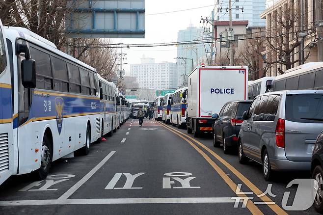 윤석열 대통령의 탄핵심판 선고일인 4일 서울 종로구 헌법재판소 앞의 출입이 통제되고 있다. 2025.4.4/뉴스1 ⓒ News1 사진공동취재단