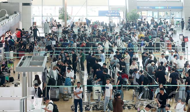 8일 오전 인천국제공항 1터미널 면세구역이 해외여행을 떠나는 여행객들로 북적이고 있다. (공동취재) 2025.8.8/뉴스1 ⓒ News1 박지혜 기자