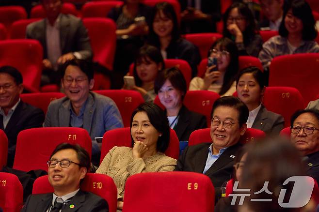 이재명 대통령과 김혜경 여사가 20일 부산 해운대구 영화의전당에서 부산국제영화제 공식상영작 '극장의 시간들' 관람하고 있다. (대통령실 제공. 재판매 및 DB 금지) 2025.9.20/뉴스1 ⓒ News1 허경 기자