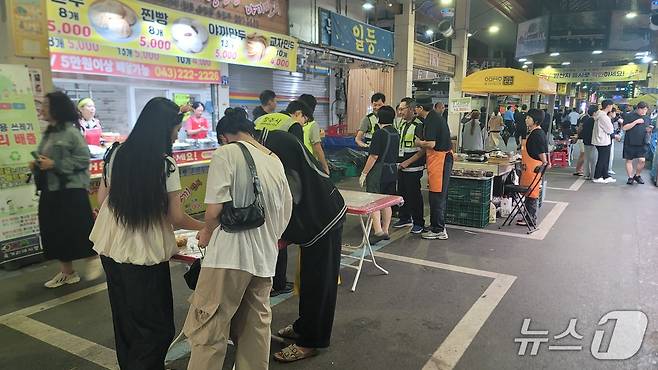 지난 19일 상설 운영 첫 날인 '청주육거리 야시장'에서 시민들이 시식존에서 서서 음식을 먹고 있다.2025.9.19./뉴스1 임양규 기자