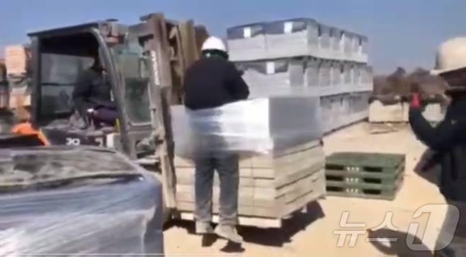 전남 나주시의 한 벽돌공장에서 외국인 노동자를 인권유린한 장면이 담긴 영상의 한 부분(전남이주노동자인권네트워크 제공. 재판매 및 DB 금지) ⓒ News1 박지현 기자