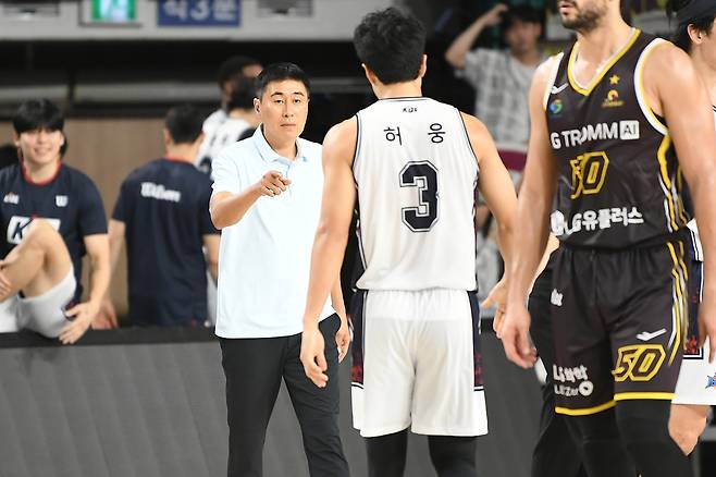 부산 KCC의 이상민 감독(왼쪽)과 허웅. (KBL 제공)