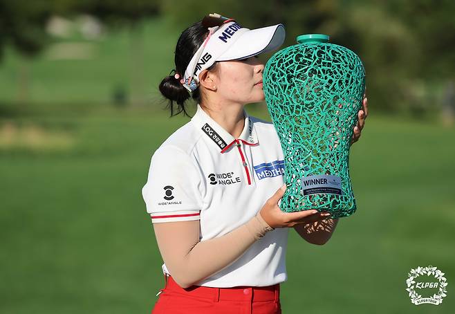 이다연 프로가 21일 인천 청라에 위치한 베어즈베스트 청라GC에서 열린 '하나금융그룹 챔피언십' 파이널 라운드 우승을 차지한 후 우승 트로피를 들고 기념촬영을 하고 있다. (KLPGA 제공. 재판매 및 DB 금지) 2025.9.21/뉴스1