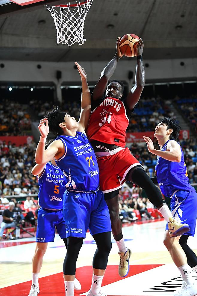 서울 SK 외국인 선수 자밀 워니(가운데). (KBL 제공)
