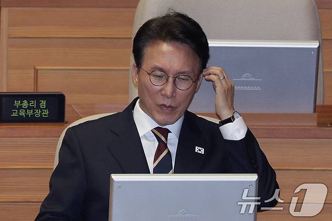 김민석 국무총리가 15일 오후 서울 여의도 국회에서 열린 제429회국회(정기회) 제5차 본회의에서 생각에 잠겨 있다. 2025.9.15/뉴스1 ⓒ News1 신웅수 기자