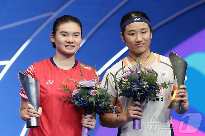 Badminton Women's Singles the world's strongest Ahn Se-young (right) won the 2025 World Badminton Federation (BWF) World Tour Super 750 China Masters Women's Singles Finals held at the Shenzhen Arena in China on the 21st, winning Hanwe (left) 2-0 (21-11 21-3). Ⓒ AFP = News 1