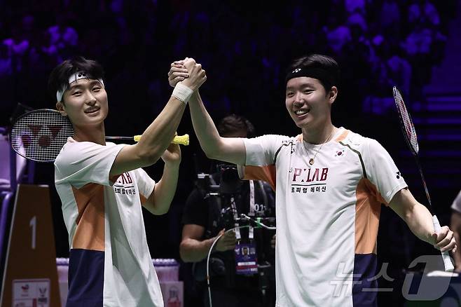 2025 Kim Won -ho (left) and Seo Seung -jae who won the World Badminton Federation (BWF) World Tour Super 750 Chinese Masters Men's Doubles. Ⓒ AFP = News 1