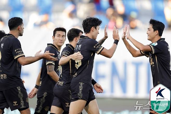 수원FC가 21일 열린 하나은행 K리그1 2025 30라운드 강원FC와 홈 경기에서 1-0으로 이겼다. (한국프로축구연맹 제공)