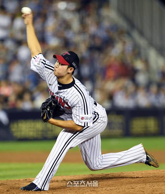 LG 김영우가 2일 잠실구장에서 열린 2025 KBO리그 롯데와 경기 8회초 등판해 힘차게 공을 던지고 있다. 잠실 | 박진업 기자 upandup@sportsseoul.com