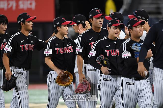 LG 염경엽 감독(가운데)이 18일 수원 케이티위즈파크에서 열린 2025 KBO리그 KT와 더블헤더 2차전에서 승리한 뒤 선수들과 하이파이브를 하고 있다. LG는 KT와 더블헤더 1-2차전을 모두 승리했다. 수원 | 박진업 기자 upandup@sportsseoul.com