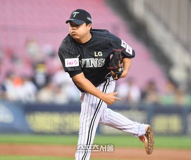 LG 장현식이 17일 서울 잠실구장에서 열린 2025 KBO리그 NC와 경기 4회 역투하고 있다. 잠실 | 최승섭 기자 thunder@sportsseoul.com