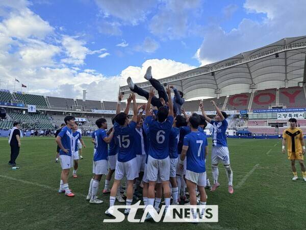 경기 종료 후 헹가레를 받는 연세대학교 축구부 최태호 감독. /사진(고양)=강의택 기자