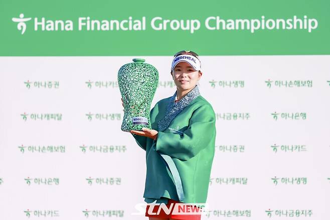 21일 인천 베어즈베스트 청라 골프클럽(파72)에서 열린 KLPGA 투어 하나금융그룹 챔피언십(총상금 15억 원) 최종 라운드 연장전 끝에 통산 9번째 정상에 오른 이다연이 우승 트로피를 들고 포즈를 취하고 있다. /사진=손진현 기자