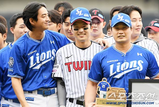 박해민에게 강제로 삼성 모자를 씌운 구자욱이 만족스러운 듯 미소 짓고 있다. 잠실=박재만 기자 pjm@sportschosun.com