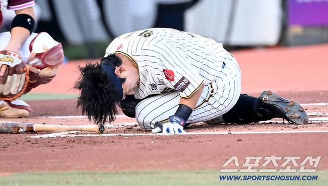 박정훈의 투구를 머리에 맞은 황성빈