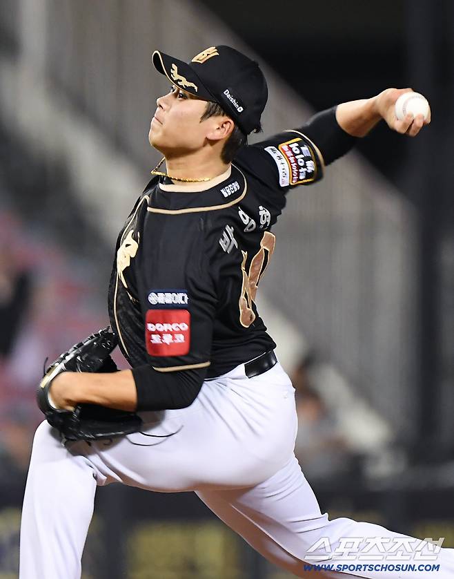 11일 서울 잠실구장에서 열린 KT-LG전. 9회말 2사 후 박영현이 등판해 투구하고 있다. 잠실=정재근 기자 cjg@sportschosun.com/2025.9.11/