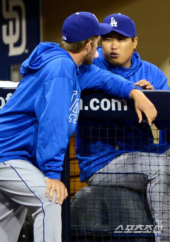 LA다저스가 11일(한국시간) 미국 캘리포니아주 샌디에이고 펫코파크에서 샌디에이고 파드리스와 주중 3연전 두 번째 경기를 펼쳤다. 류현진이 덕아웃에서 커쇼(왼쪽)와 함께 경기를 지켜보고 있다. 밝은 표정으로 대화를 나누고 있는 류현진. 샌디에이고(미국 캘리포니아주)=송정헌 기자 songs@sportschosun.com/2013.4.11