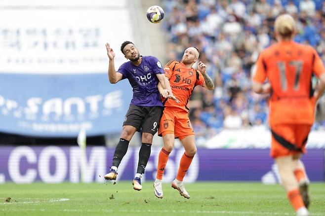 울산문수축구경기장/ K리그1/ 울산HDFC vs FC안양/ 울산 트로야크, 안양 모따/ 경합/ 사진 김정수