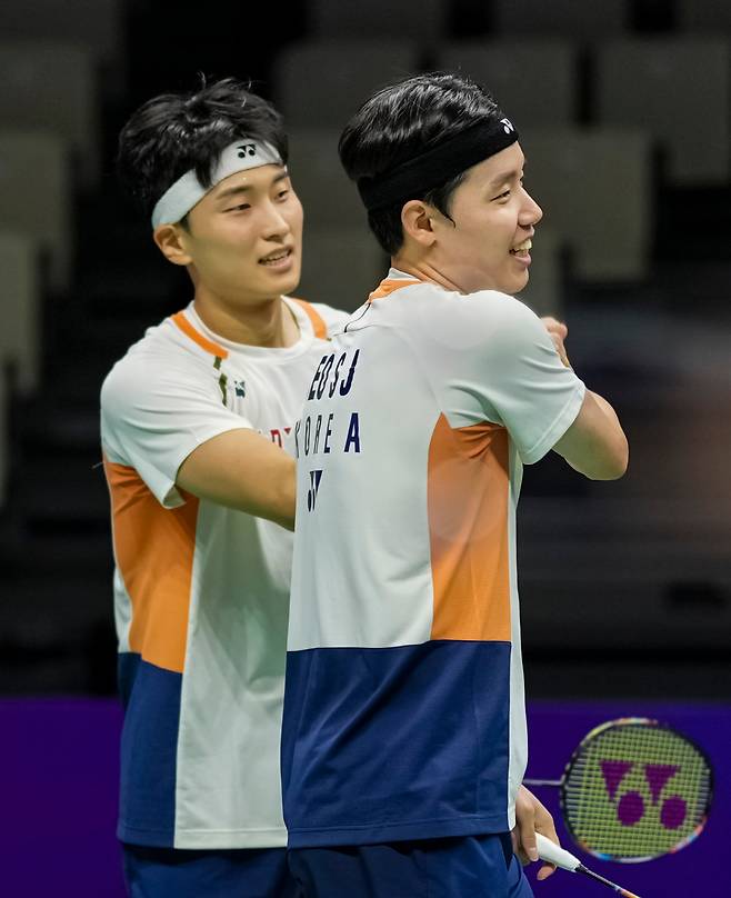 (250919) -- SHENZHEN, Sept. 19, 2025 (Xinhua) -- Kim Won Ho/Seo Seung Jae (R) of South Korea celebrate after winning the men's doubles quarterfinal match against Hoki Takuro/Kobayashi Yugo of Japan at the China Masters 2025 in Shenzhen, south China's Guangdong Province, Sept. 19, 2025. (Xinhua/Sun Fei)<저작권자(c) 연합뉴스, 무단 전재-재배포, AI 학습 및 활용 금지>
