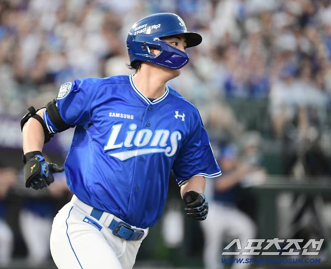17일 부산 사직구장에서 열린 롯데와 삼성의 경기. 4회 선두타자 안타를 날린 삼성 구자욱. 부산=송정헌 기자songs@sportschosun.com/2025.08.17/