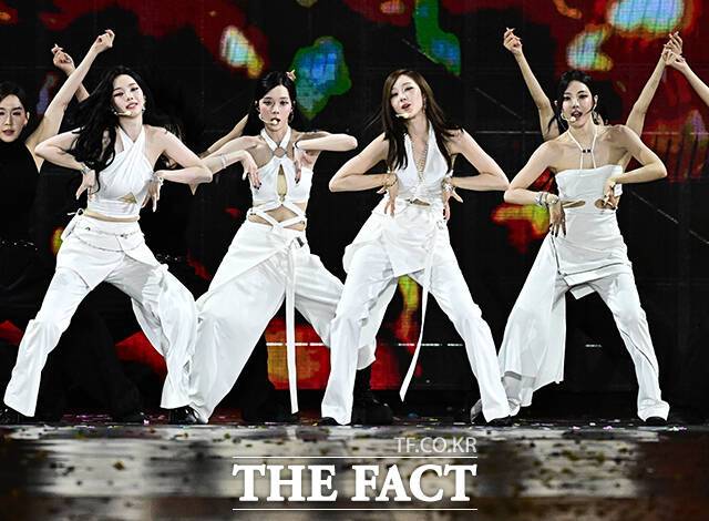 [더팩트ㅣ마카오=배정한 기자] <더팩트>가 주최하고 팬앤스타와 더스퀘어이엔엠이 주관하는 '2025 더팩트 뮤직 어워즈(THE FACT MUSIC AWARDS, TMA)'가 20일 오후 '마카오 아웃도어 퍼포먼스 베뉴'에서 열린 가운데 그룹 에스파가 화려한 무대를 펼치고 있다.