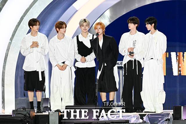<더팩트>가 주최하고 팬앤스타와 더스퀘어이엔엠이 주관하는 '2025 더팩트 뮤직 어워즈(THE FACT MUSIC AWARDS, TMA)'가 20일 오후 '마카오 아웃도어 퍼포먼스 베뉴'에서 열린 가운데 그룹 투어스(TWS)가 '올해의 아티스트'를 수상하고 있다. /마카오=서예원 기자