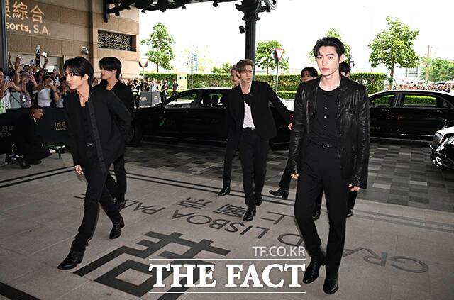 <더팩트>가 주최하고 팬앤스타와 더스퀘어이엔엠이 주관하는 '2025 더팩트 뮤직 어워즈(THE FACT MUSIC AWARDS, TMA)'가 20일 오후 '마카오 아웃도어 퍼포먼스 베뉴'에서 열린 가운데 그룹 엔하이픈(ENHYPEN)이 인사하고 있다. /마카오=박헌우 기자