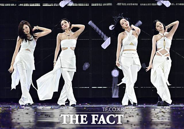 2018년 첫 포문을 연 '더팩트 뮤직 어워즈'는 지난해 일본 오사카 교세라 돔을 달궜고 올해 동서양의 문화가 어우러지고 현재와 미래가 공존하는 국제 도시 마카오로 자리를 옮겨 글로벌 K-POP 팬들과 만났다. 사진은 20일 오후 '마카오 아웃도어 퍼포먼스 베뉴'에서 열린 '2025 더팩트 뮤직 어워즈'에서 화려한 무대를 펼치고 있는 모습. /마카오=배정한 기자