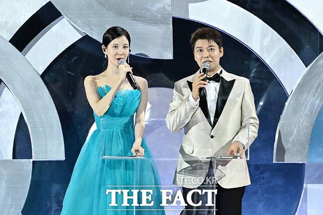 '더팩트 뮤직 어워즈'의 상징 서현(왼쪽)과 전현무는 올해도 믿고 보는 진행과 대체 불가한 케미를 뽐내며 안정적으로 시상식을 이끌었다. /마카오=서예원 기자
