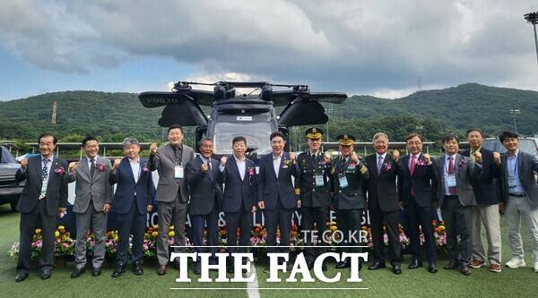 'K-GDEX 2025'에 참가한 주요 내빈들이 UAM 앞에서 기념 촬영을 하고 있다./계룡시