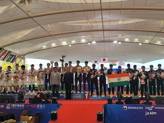 문경 아시아정구선수권대회 남자 단체전 시상식에 신현국 문경시장 등도 참석했다. &nbsp;일본이 6월 코리아컵에 이어 다시 한번 정상에 올랐다. 한국이 은메달. 사진 김종석