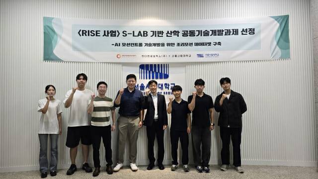 만다린로보틱스와 서울시립대 UOS 로보틱스 랩 연구진이 RISE 사업 공동연구 선정을 기념해 기념 촬영을 하고 있다. (사진=만다린로보틱스)