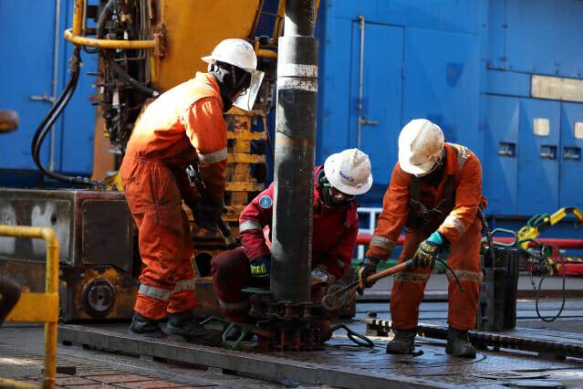 대왕고래 탐사시추를 하고 있다.