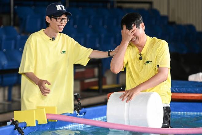 '런닝맨' 요란한 축하 파티 피하려 수중전까지