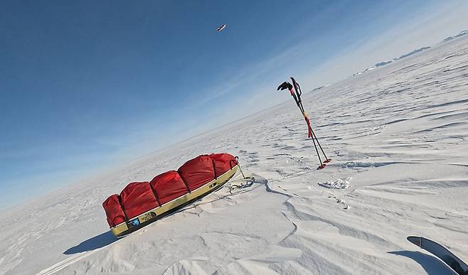 비행기를 타고 허큘리스 인렛에 내린 후 혼자 설원에 남았다. 멀리 비행기가 떠나고 있다. 썰매에는 100kg에 달하는 짐이 수북이 쌓여 있다. /김영미 제공