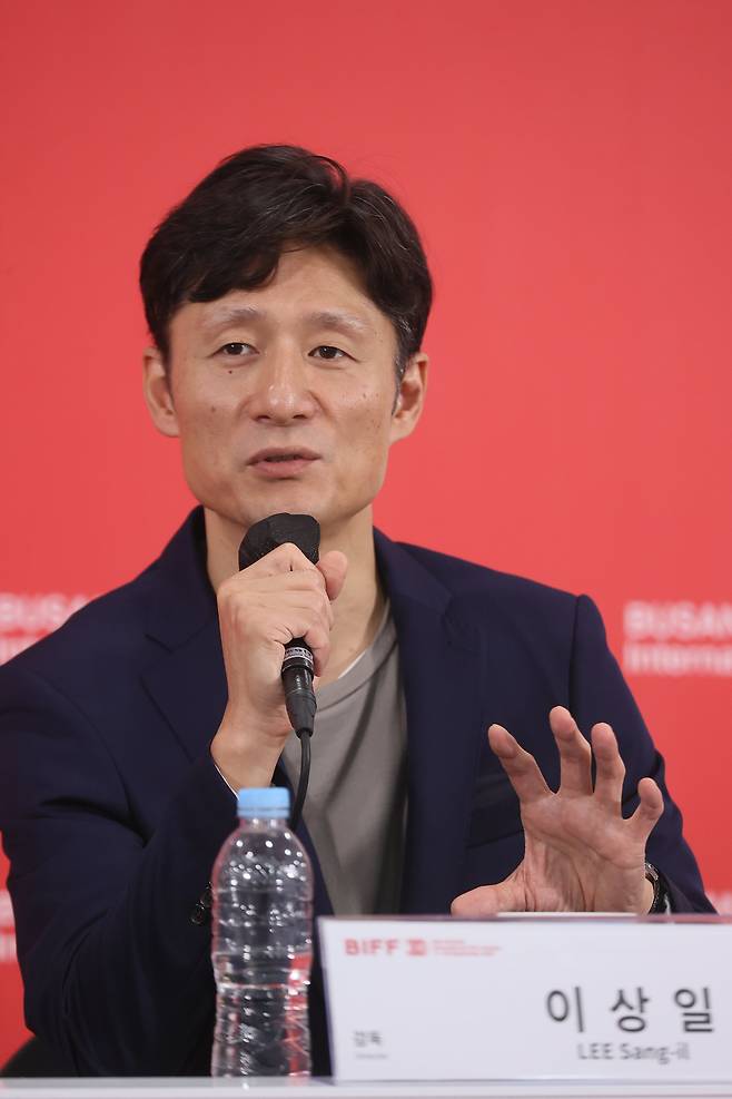 영화 '국보'의 이상일 감독이 21일 부산 해운대구 우동 영화의전당에서 열린 기자회견에서 질문에 답하고 있다. /연합뉴스