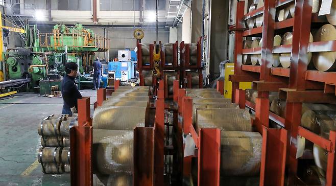 지난 4월 24일 인천 소재 한 제조업 공장에 재고가 쌓여있다. 해당 기업 관계자는 고환율, 불경기 등으로 인해 공장이 멈춰설 지경이라고 했다. /박성원 기자