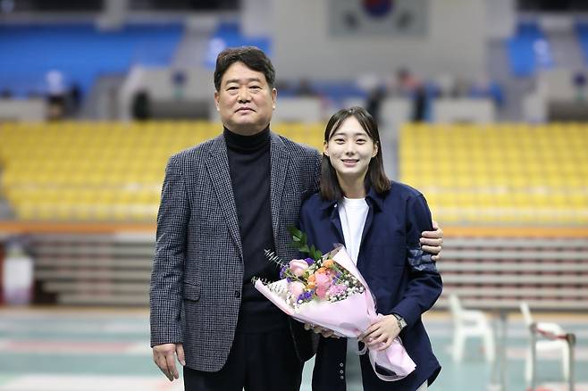 28년이 지난 올해 1월 한국 여자 펜싱 사브르의 간판윤지수의 은퇴식 때 경기장을 찾은 윤학길 감독. 윤지수 제공