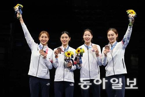 2021년 도쿄 올림픽 펜싱 사브르 여자 단체전에서 동메달을 딴 윤지수(오른쪽)과 선수들. 동아일보 DB