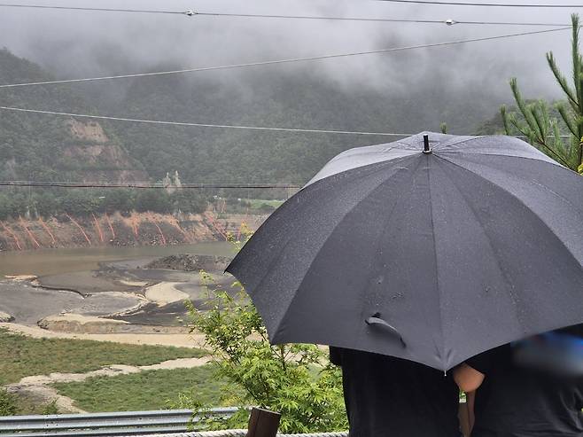 최근 강릉에 세 차례의 단비가 내려 가뭄 해소에 큰 도움이 됐다. 사진은 13일 비가 내리는 오봉저수지. 강릉=뉴스1